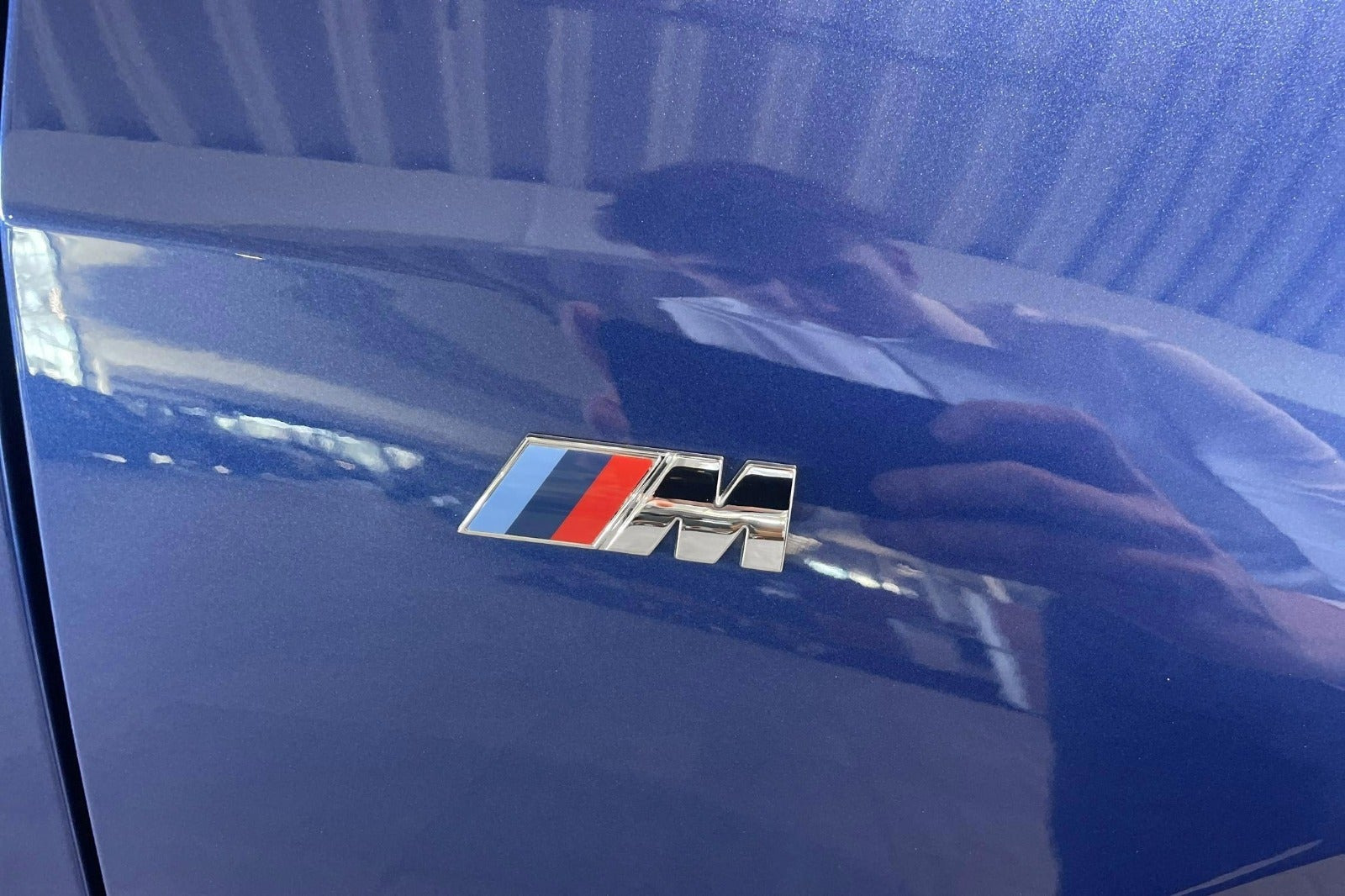 Blå BMW iX1 fra 2025