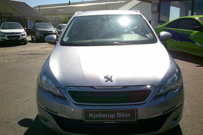 Gul Peugeot 308 fra 2015