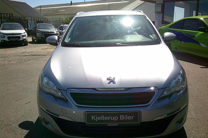 Gul Peugeot 308 fra 2015