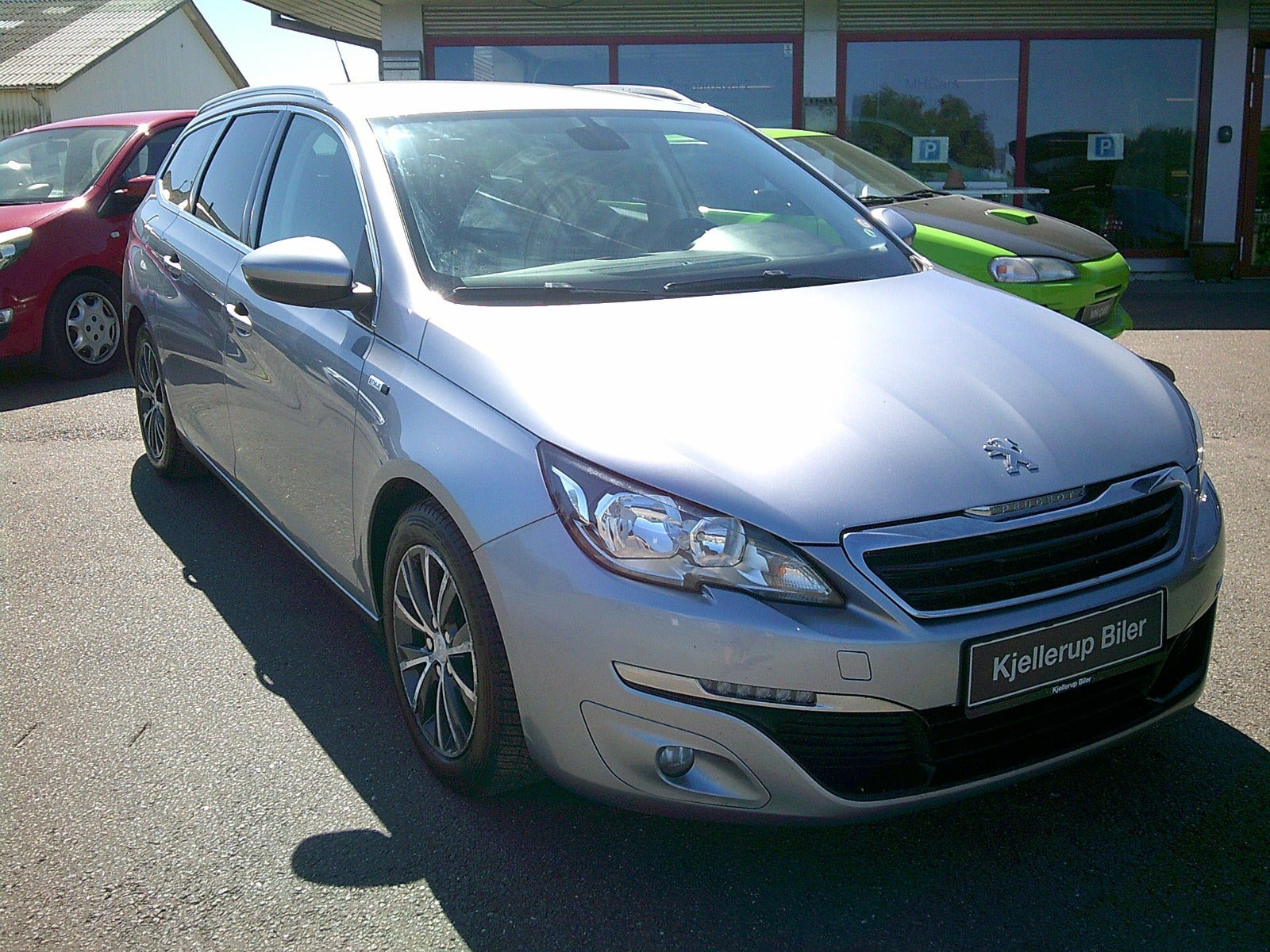 Gul Peugeot 308 fra 2015