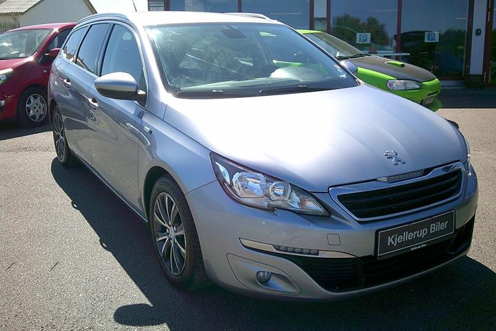 Gul Peugeot 308 fra 2015