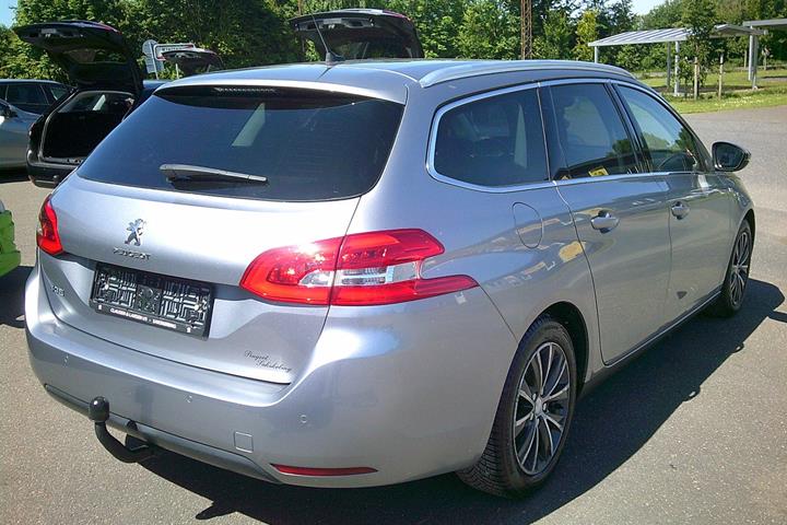 Gul Peugeot 308 fra 2015