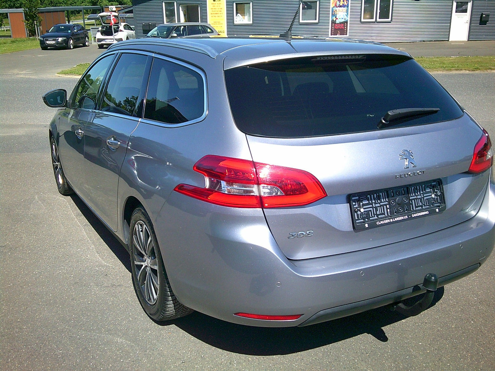 Gul Peugeot 308 fra 2015