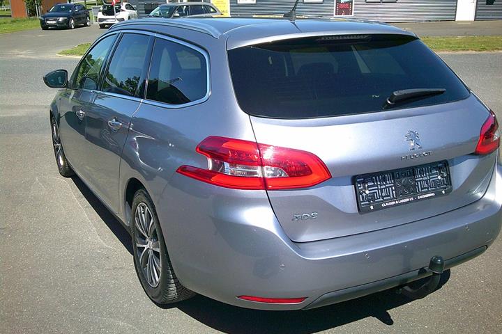 Gul Peugeot 308 fra 2015