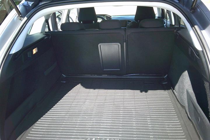 Gul Peugeot 308 fra 2015