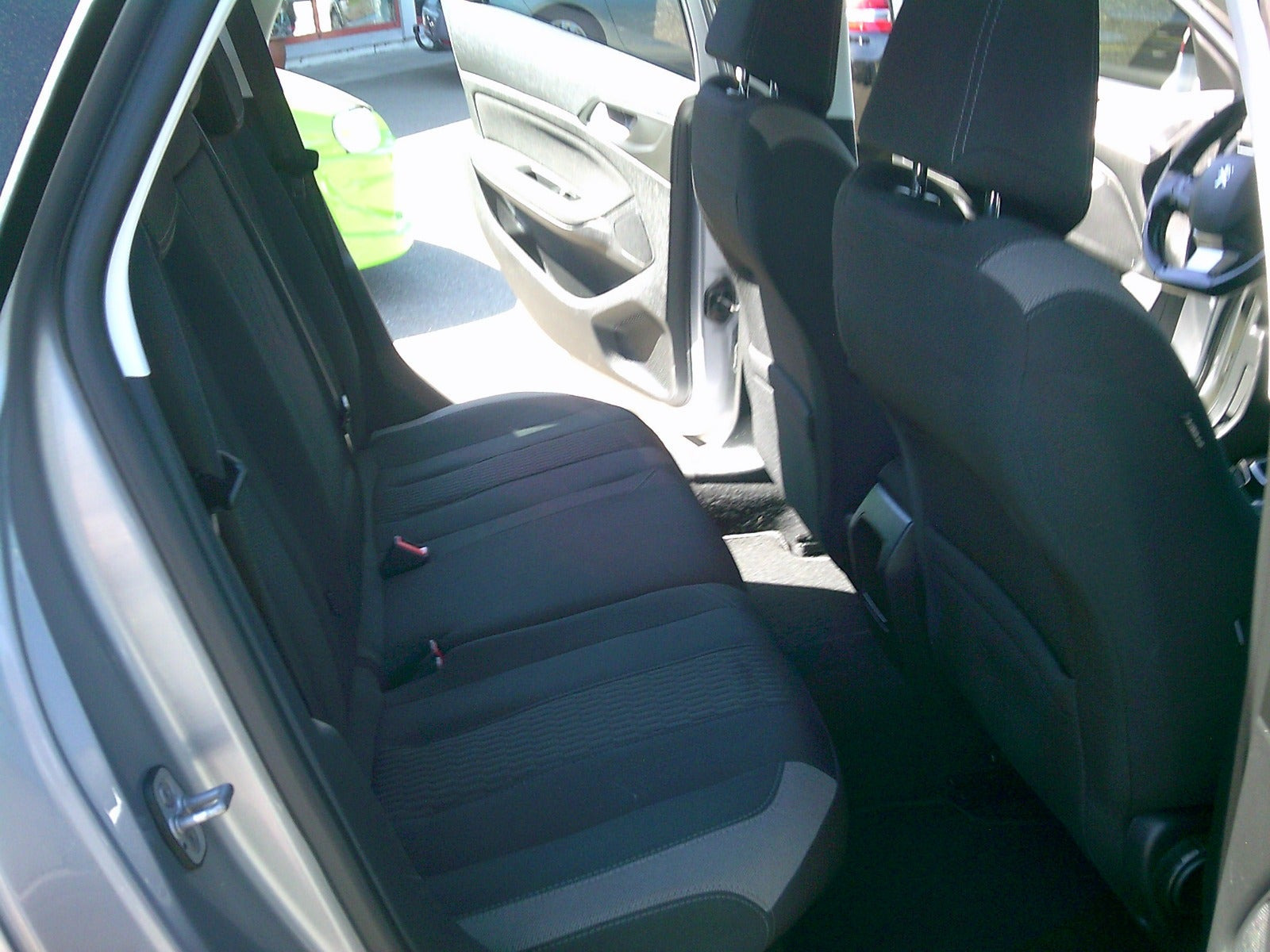 Gul Peugeot 308 fra 2015