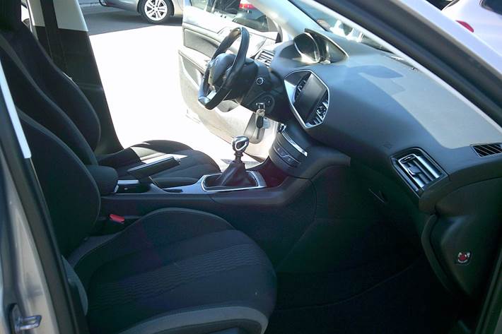 Gul Peugeot 308 fra 2015