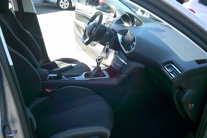 Gul Peugeot 308 fra 2015