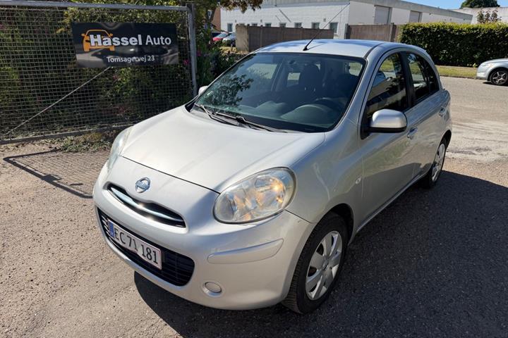Grøn Nissan Micra fra 2011 set udefra