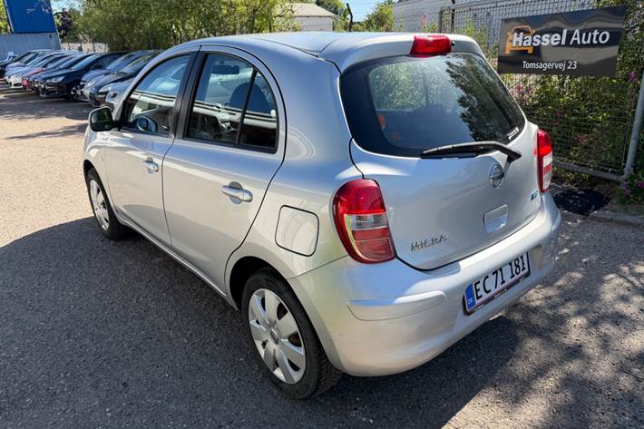 Grøn Nissan Micra fra 2011