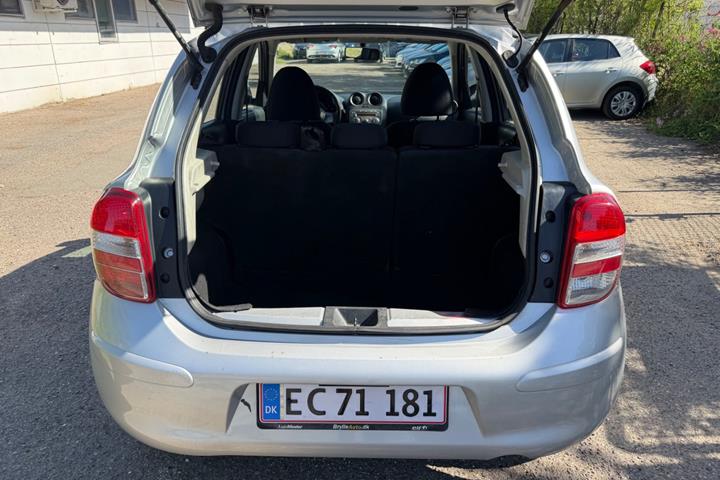 Grøn Nissan Micra fra 2011
