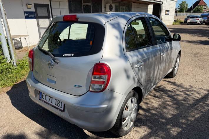Grøn Nissan Micra fra 2011