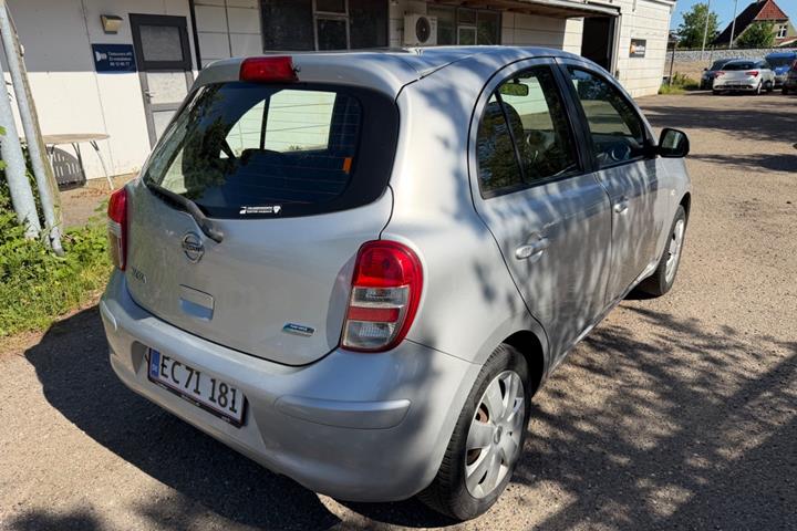 Grøn Nissan Micra fra 2011