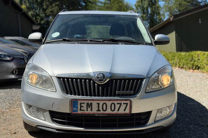 Grå Skoda Fabia fra 2014
