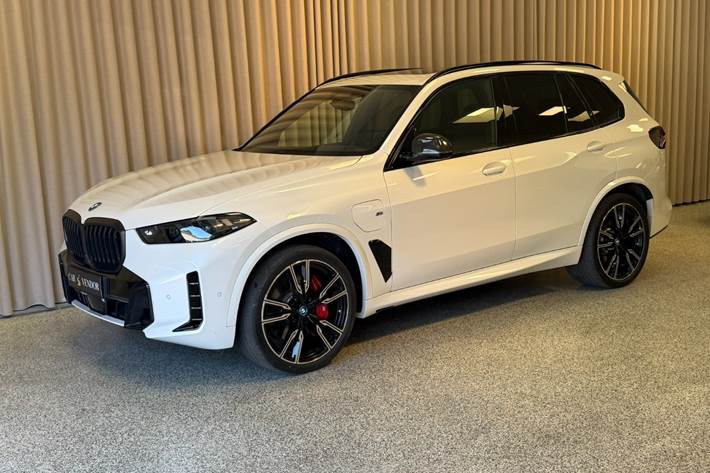 Hvid BMW X5 fra 2025 set udefra