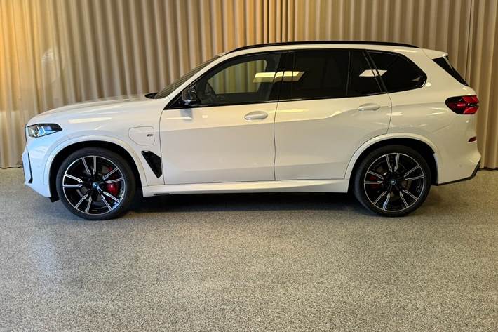 Hvid BMW X5 fra 2025