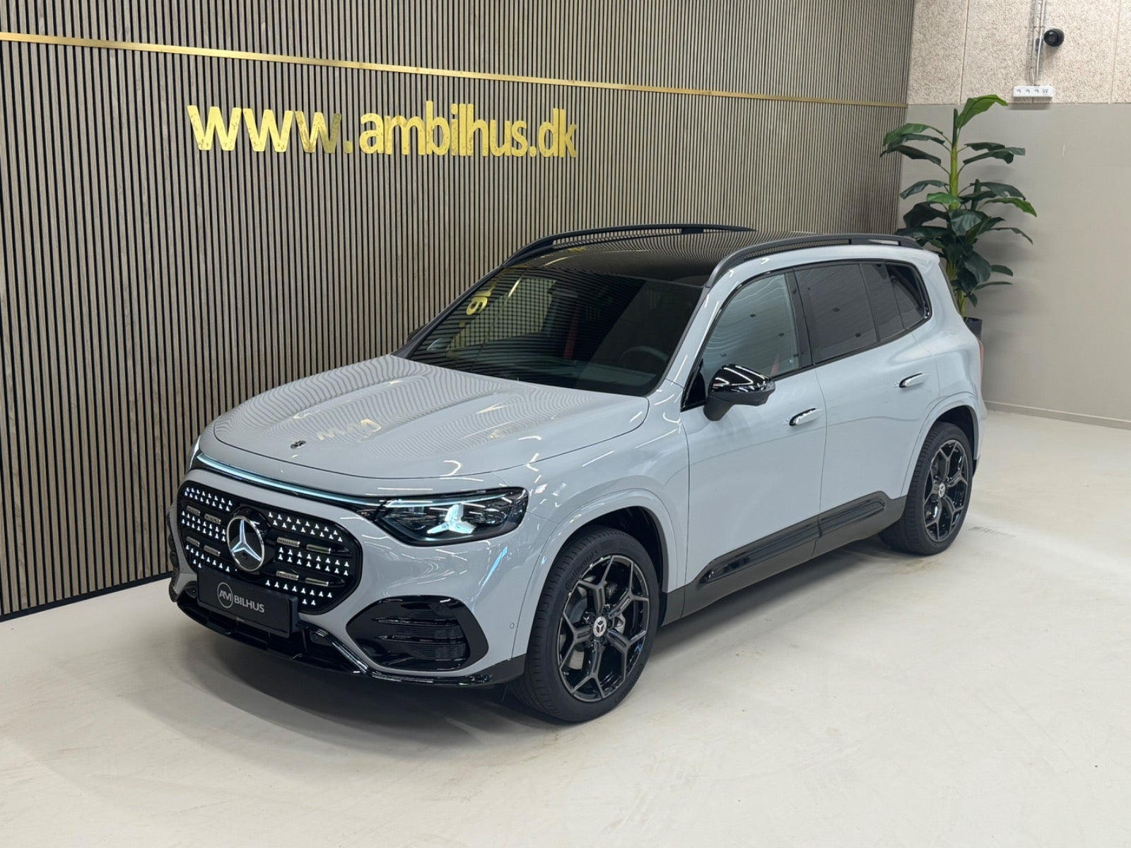 Grå Mercedes GLB250+ fra 2026