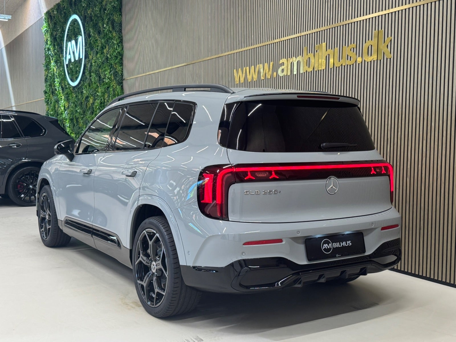 Grå Mercedes GLB250+ fra 2026