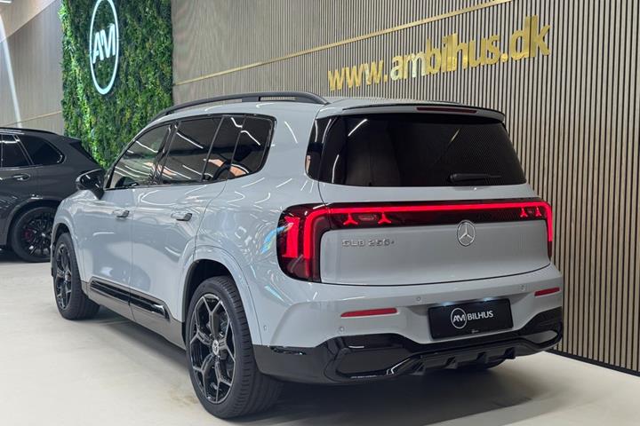 Grå Mercedes GLB250+ fra 2026