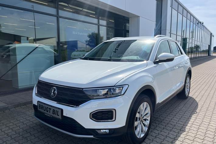 Hvid VW T-Roc fra 2022 set udefra