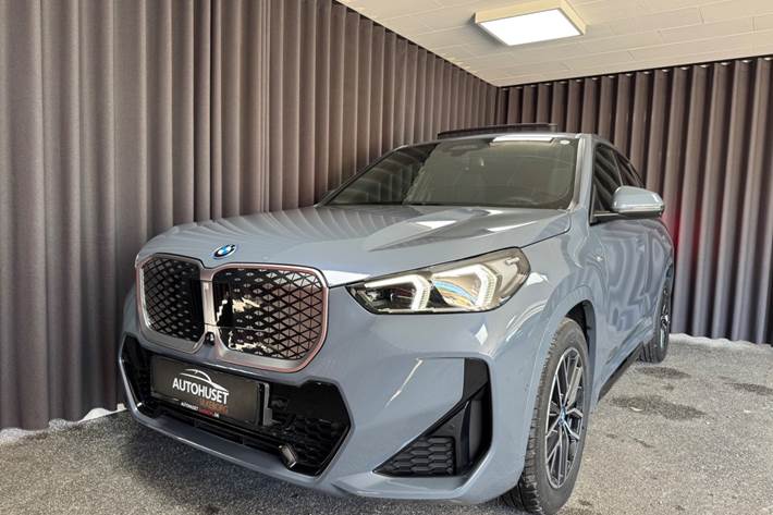 Grå BMW iX1 fra 2025