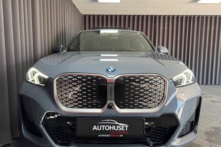 Grå BMW iX1 fra 2025