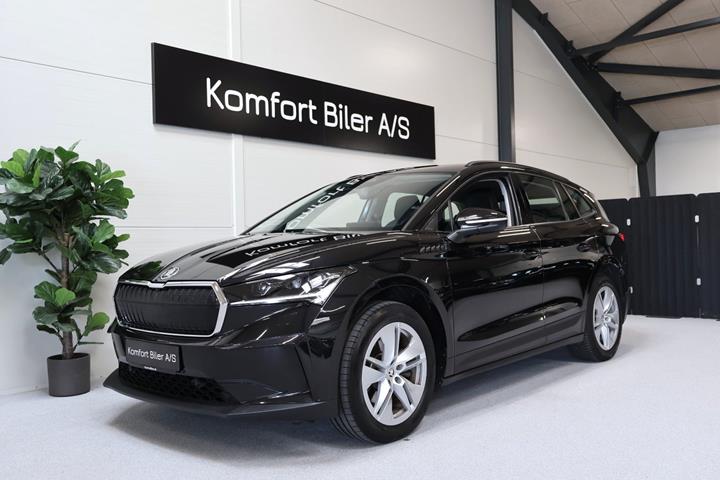 Sort Skoda Enyaq fra 2023 set udefra