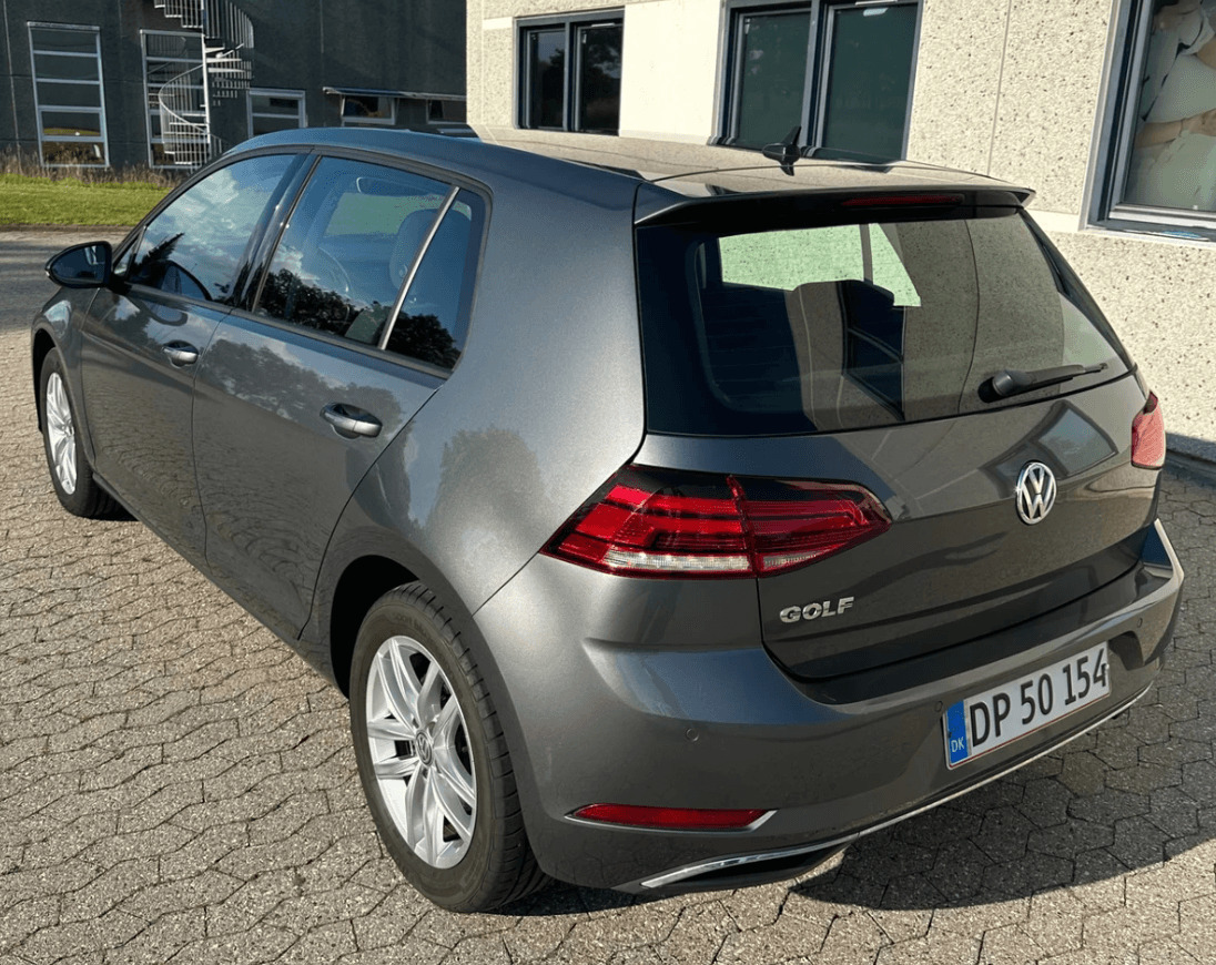 Grå VW Golf VII fra 2020
