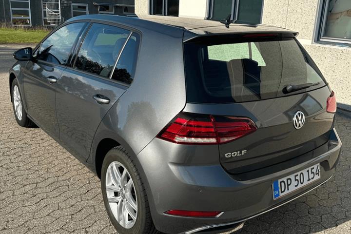 Grå VW Golf VII fra 2020
