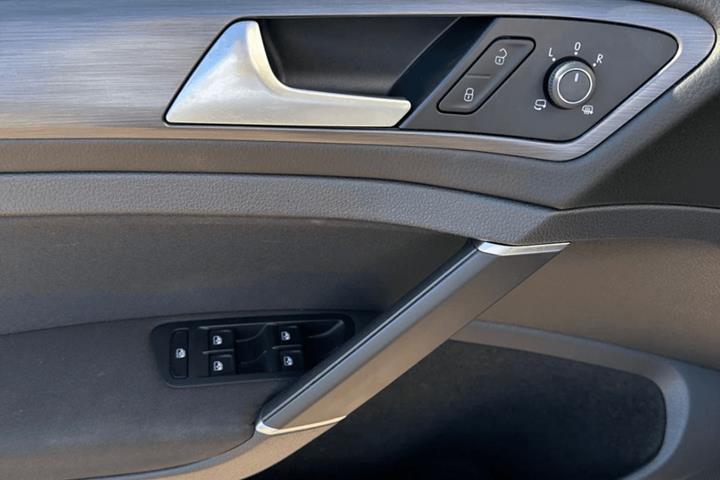 Grå VW Golf VII fra 2020