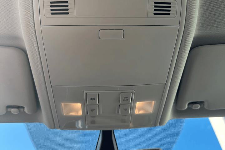 Grå VW Golf VII fra 2020