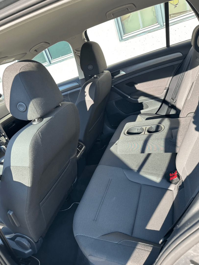 Grå VW Golf VII fra 2020