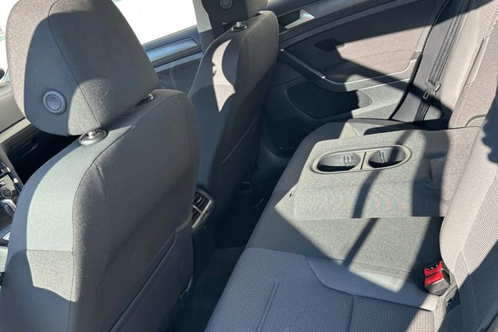 Grå VW Golf VII fra 2020