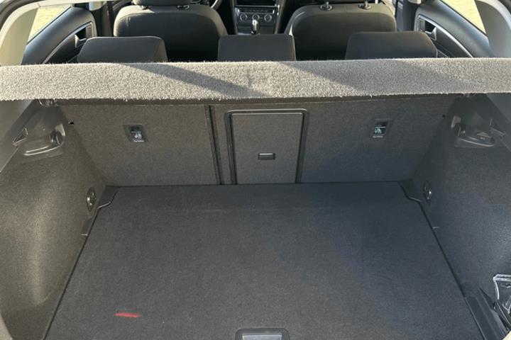 Grå VW Golf VII fra 2020