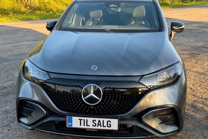 Grå Mercedes EQE350 SUV fra 2024