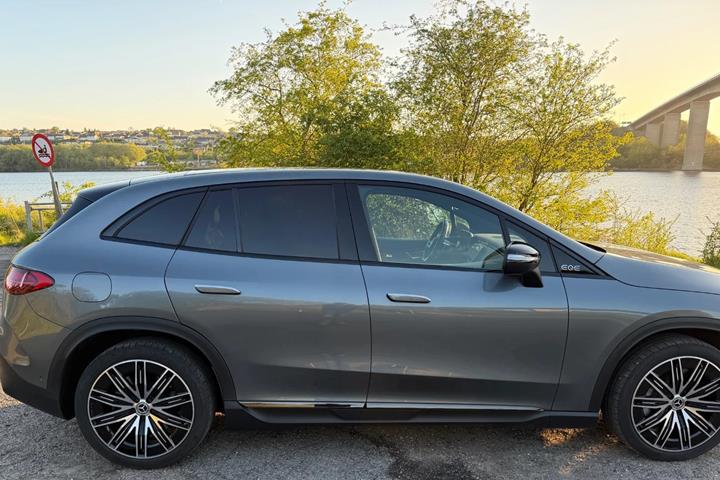 Grå Mercedes EQE350 SUV fra 2024