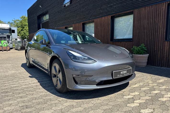 Grå Tesla Model 3 fra 2023