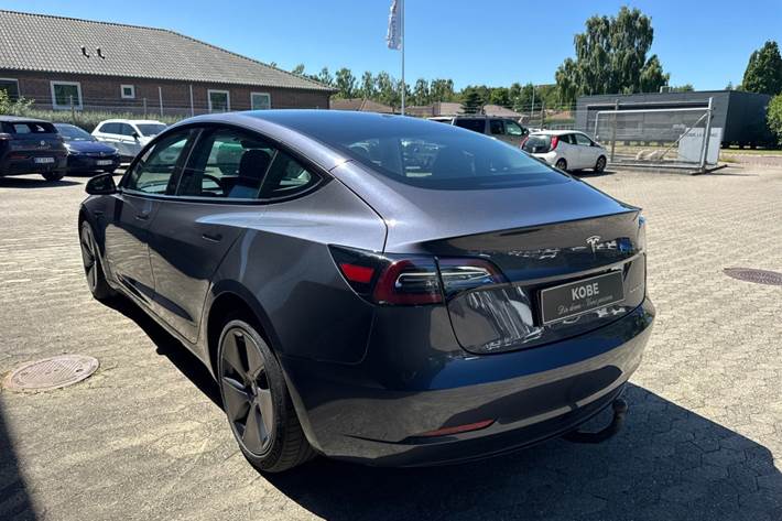 Grå Tesla Model 3 fra 2023