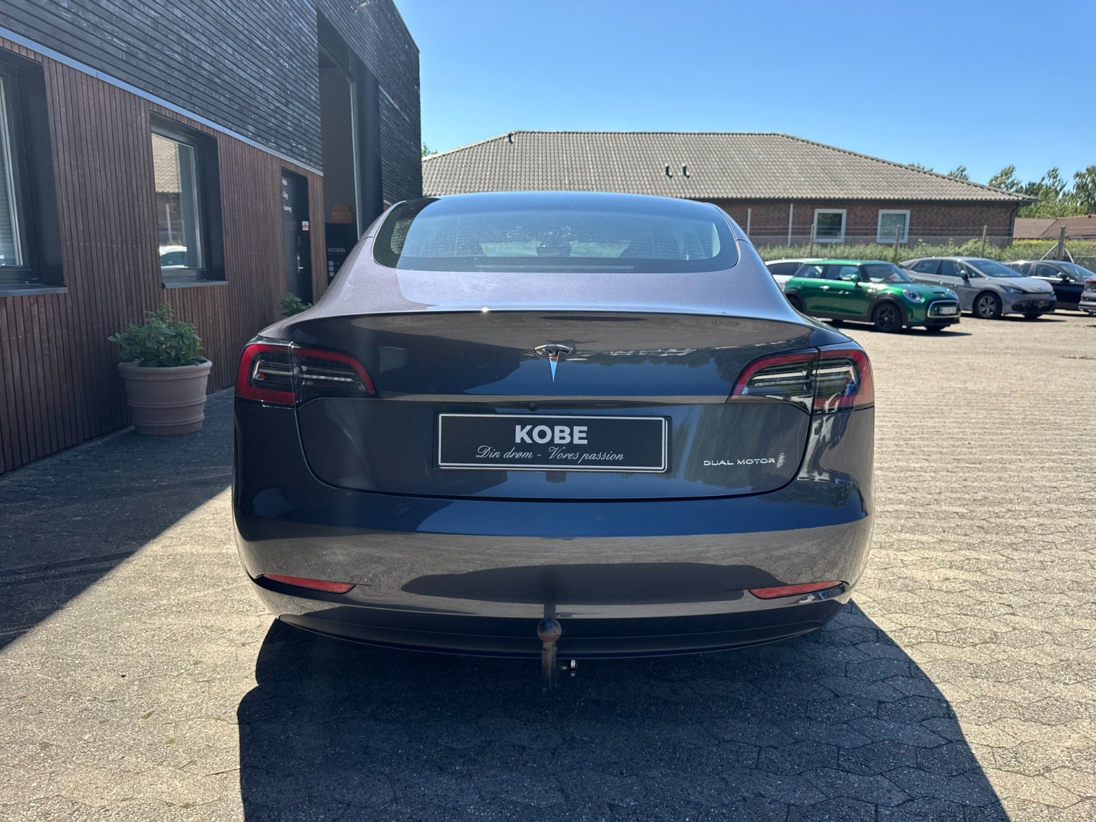 Grå Tesla Model 3 fra 2023