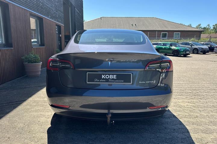 Grå Tesla Model 3 fra 2023