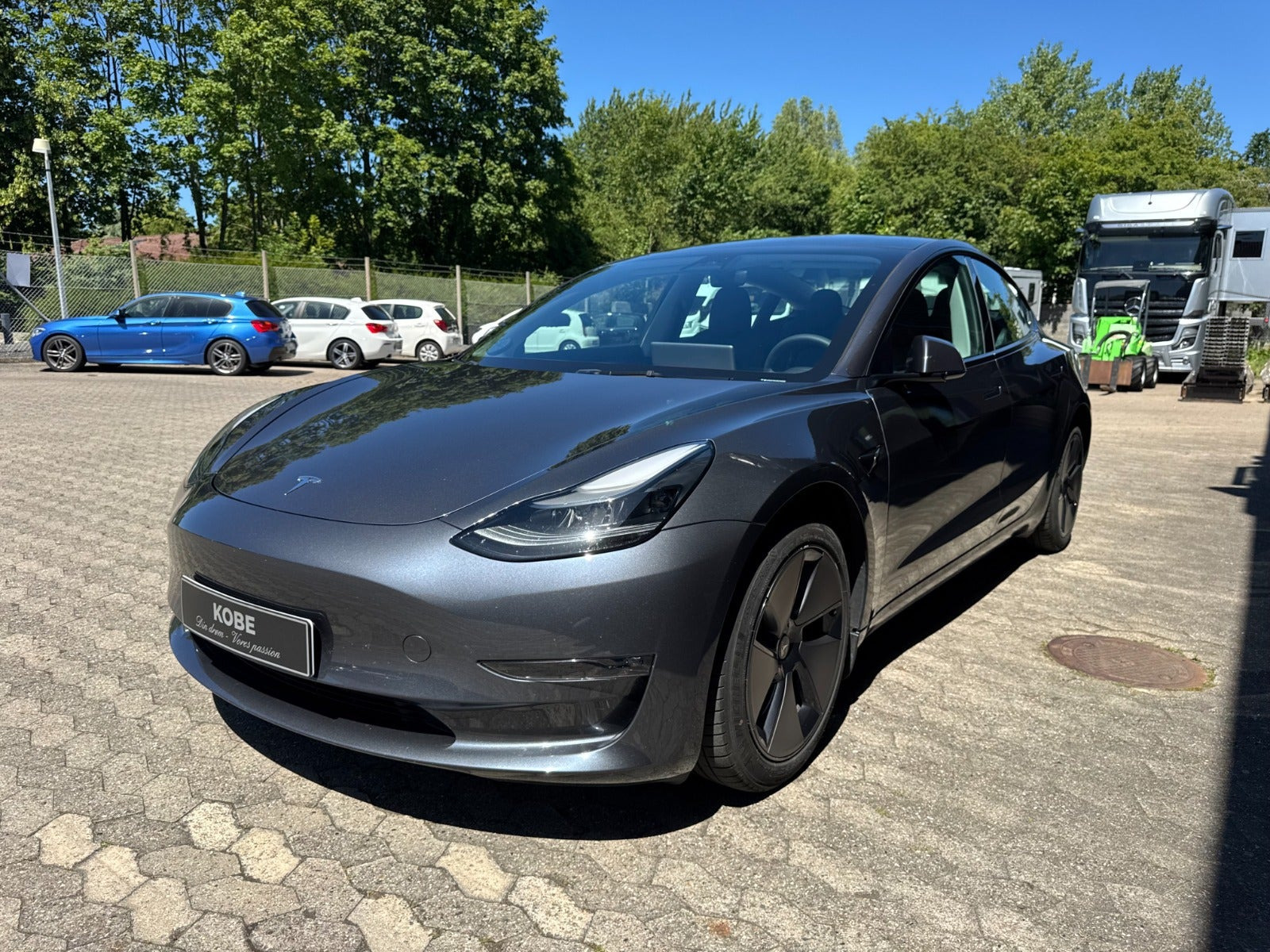 Grå Tesla Model 3 fra 2023
