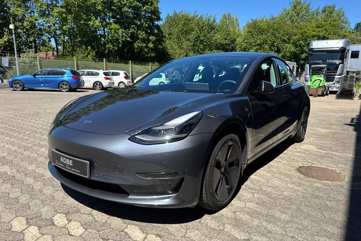 Grå Tesla Model 3 fra 2023