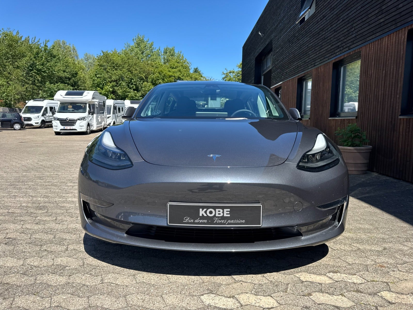 Grå Tesla Model 3 fra 2023