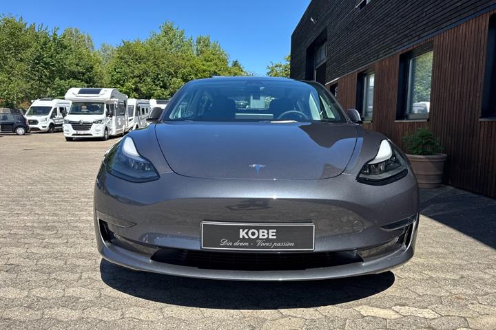 Grå Tesla Model 3 fra 2023