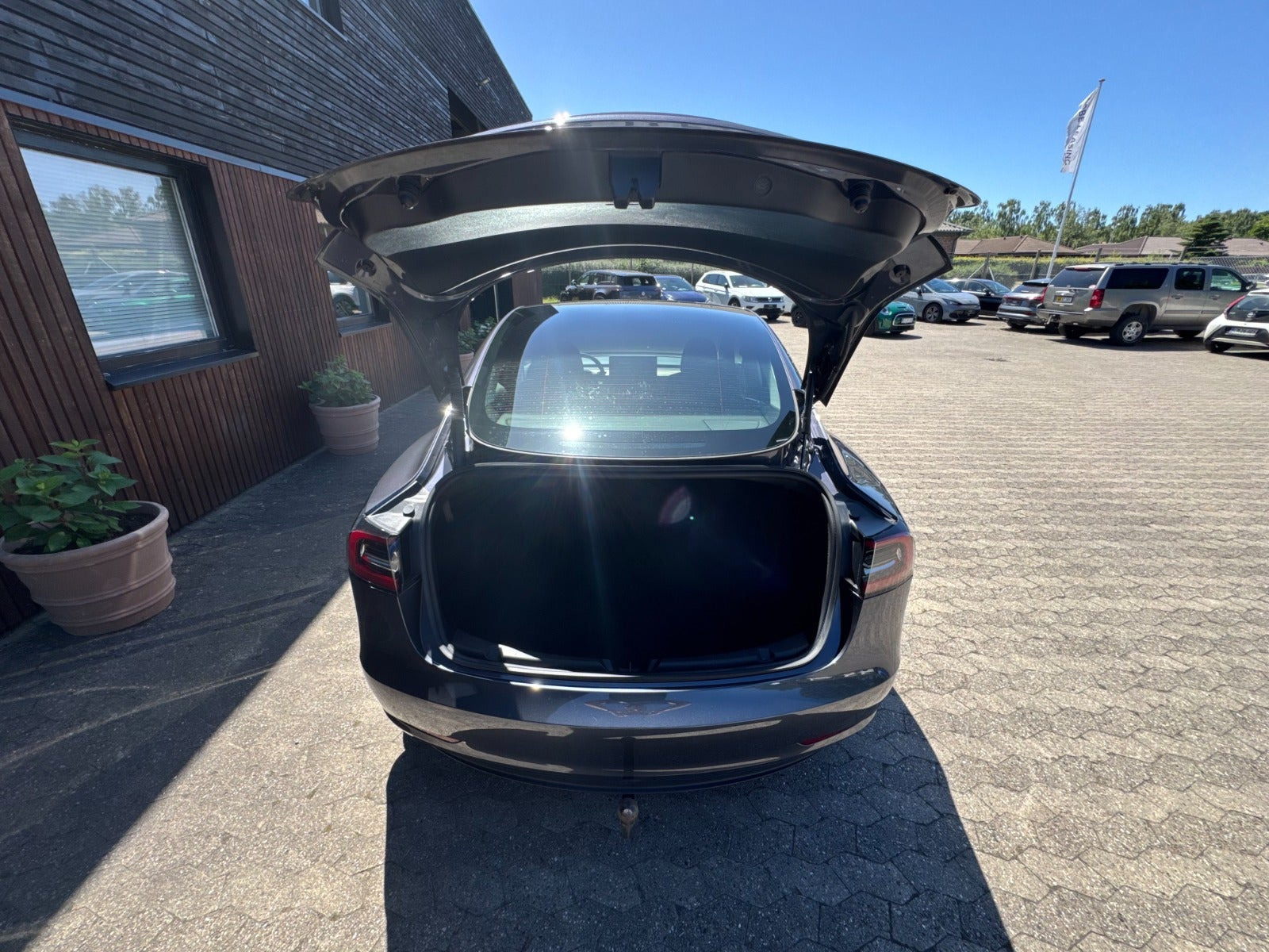 Grå Tesla Model 3 fra 2023