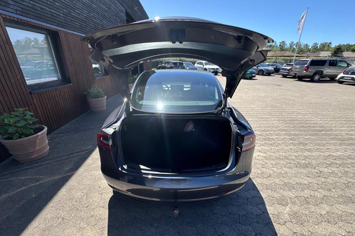 Grå Tesla Model 3 fra 2023
