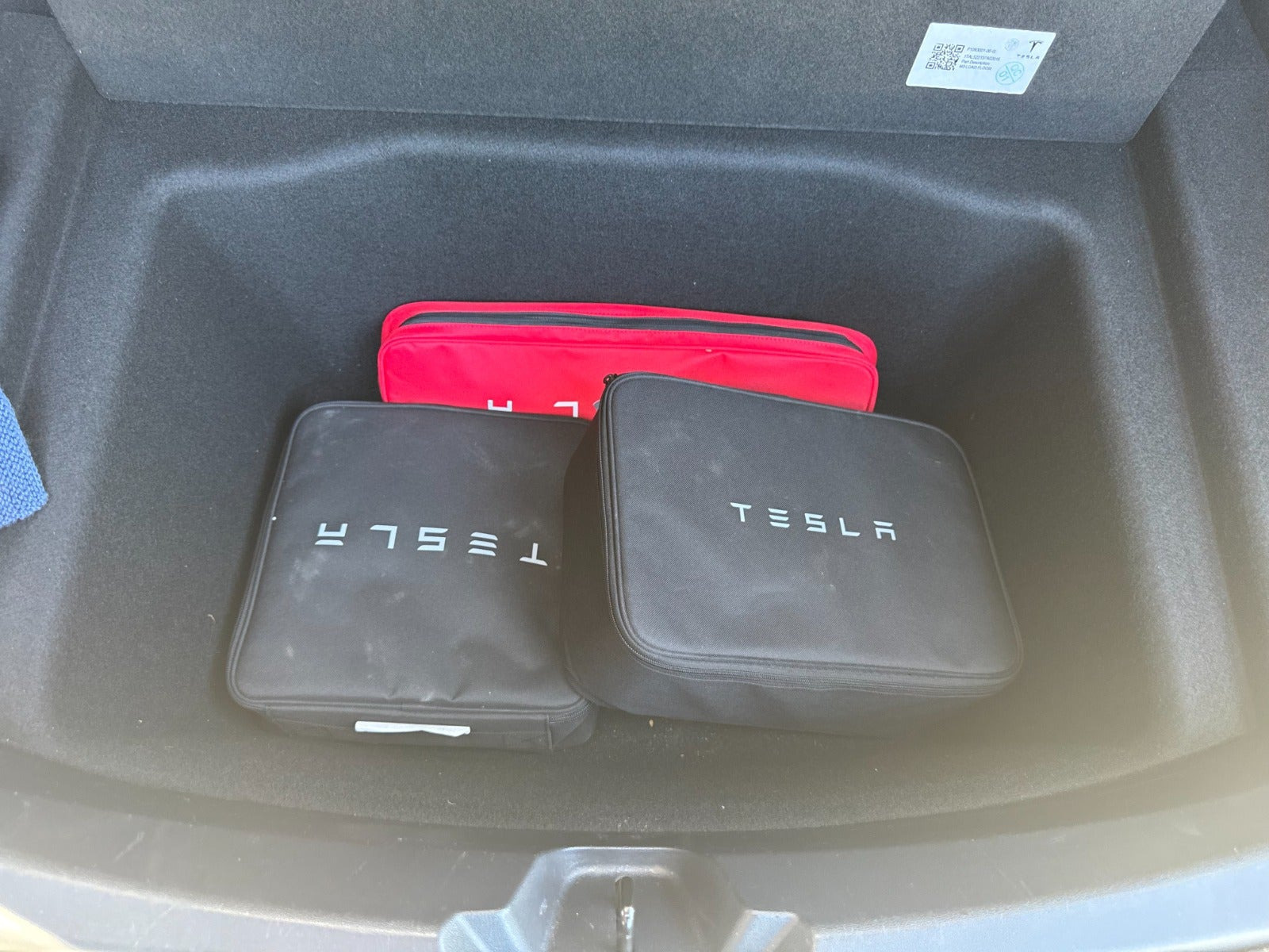 Grå Tesla Model 3 fra 2023