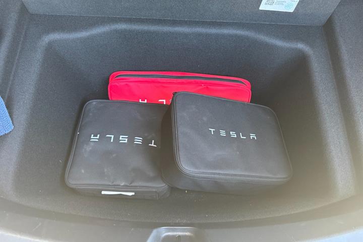 Grå Tesla Model 3 fra 2023