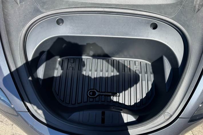 Grå Tesla Model 3 fra 2023