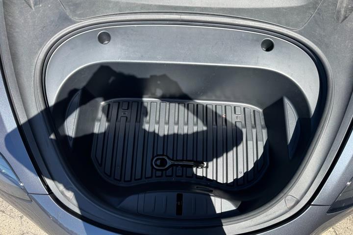 Grå Tesla Model 3 fra 2023